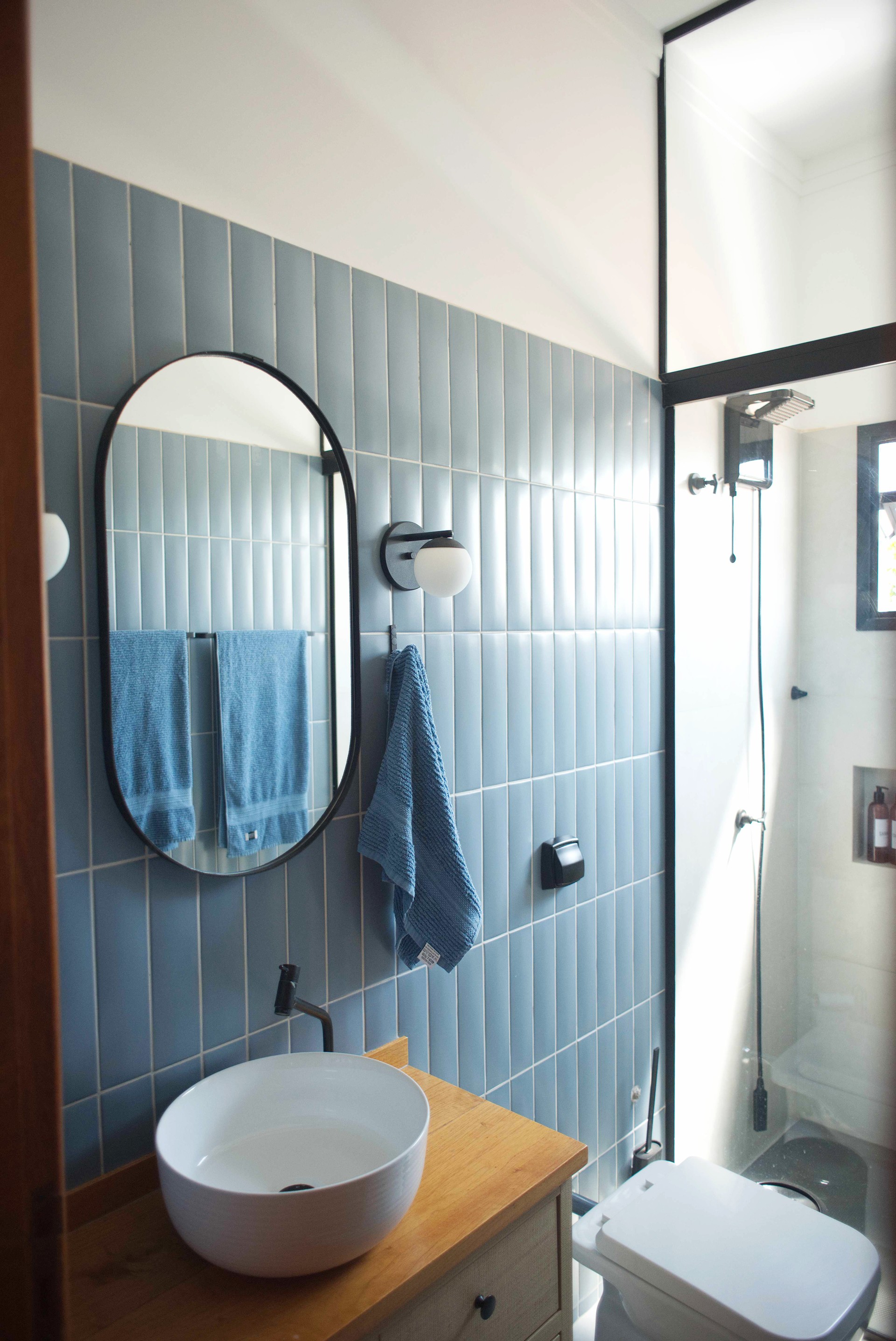 Banheiro social com subway tile azul