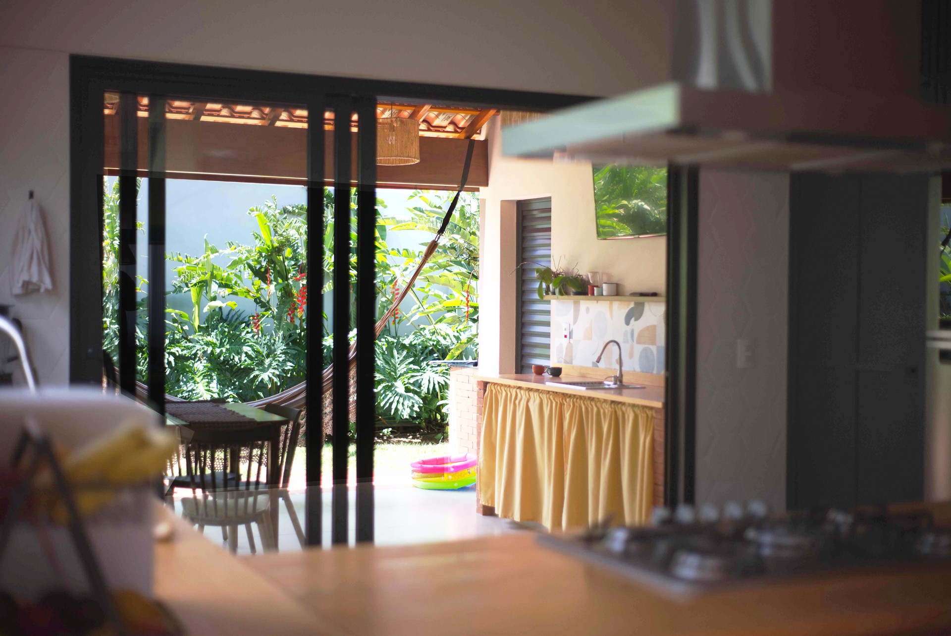 Cozinha integrada com varanda por porta de vidro