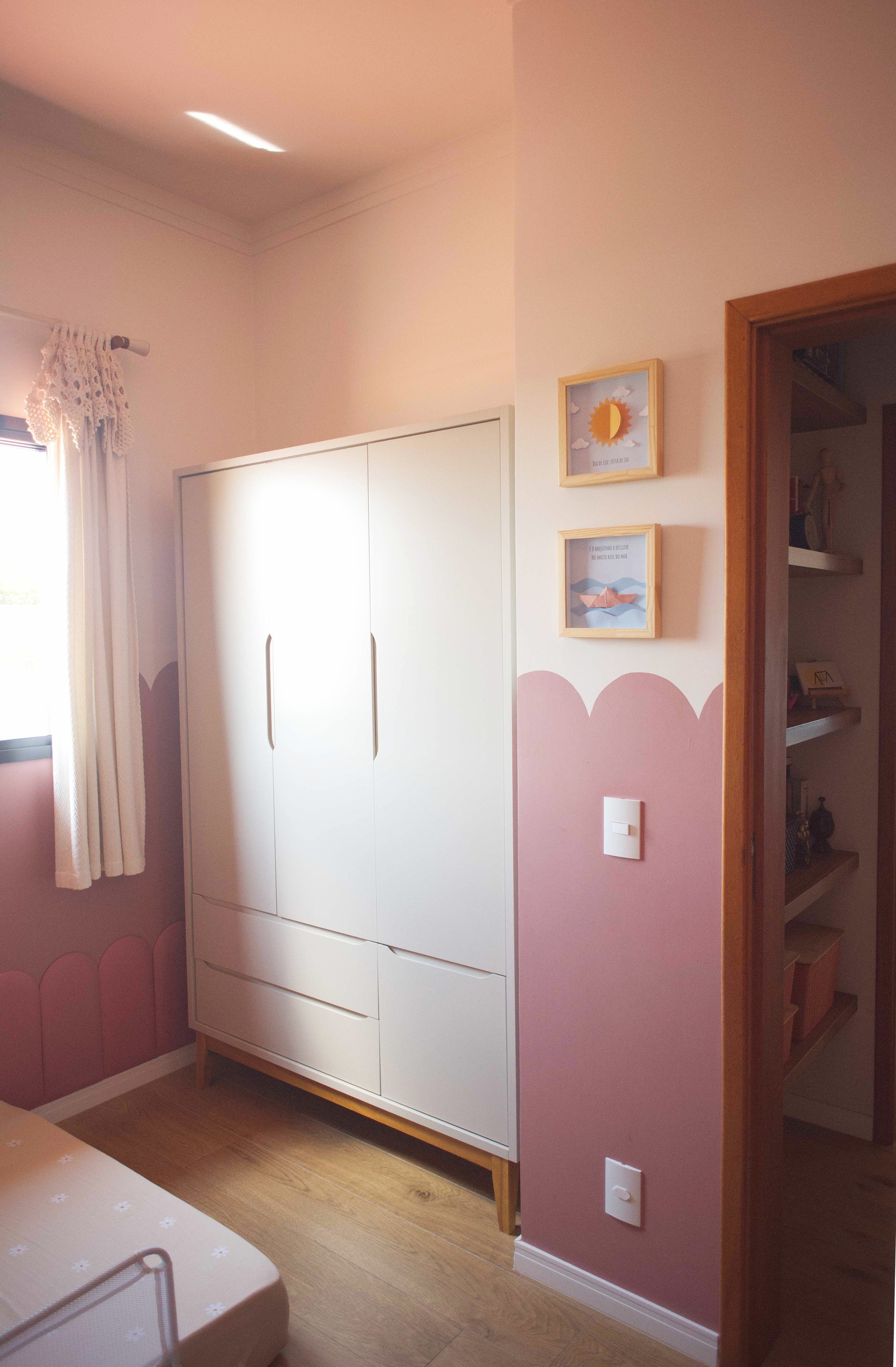 Detalhe da marcenaria neutra no quarto infantil