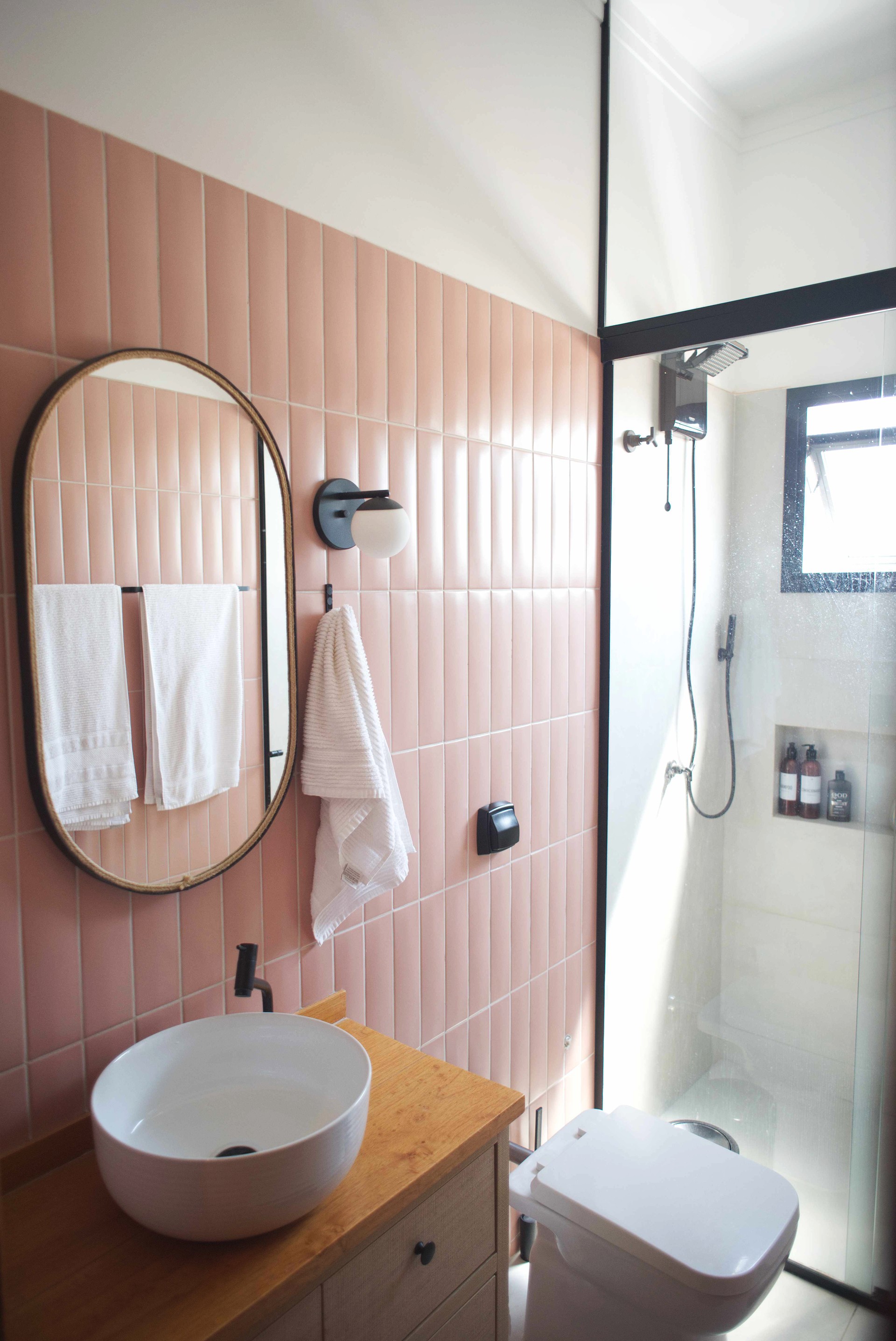 Banheiro com revestimento rosa metro