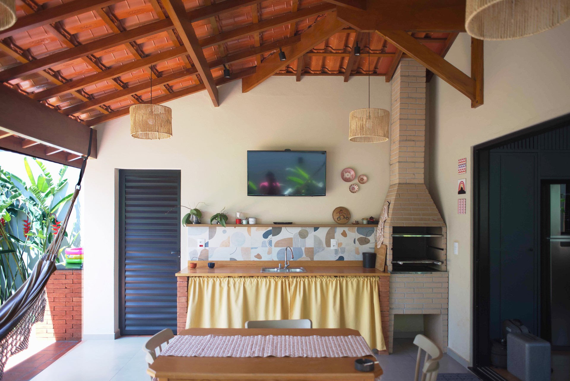 Churrasqueira em tijolo aparente com bancada em azulejo