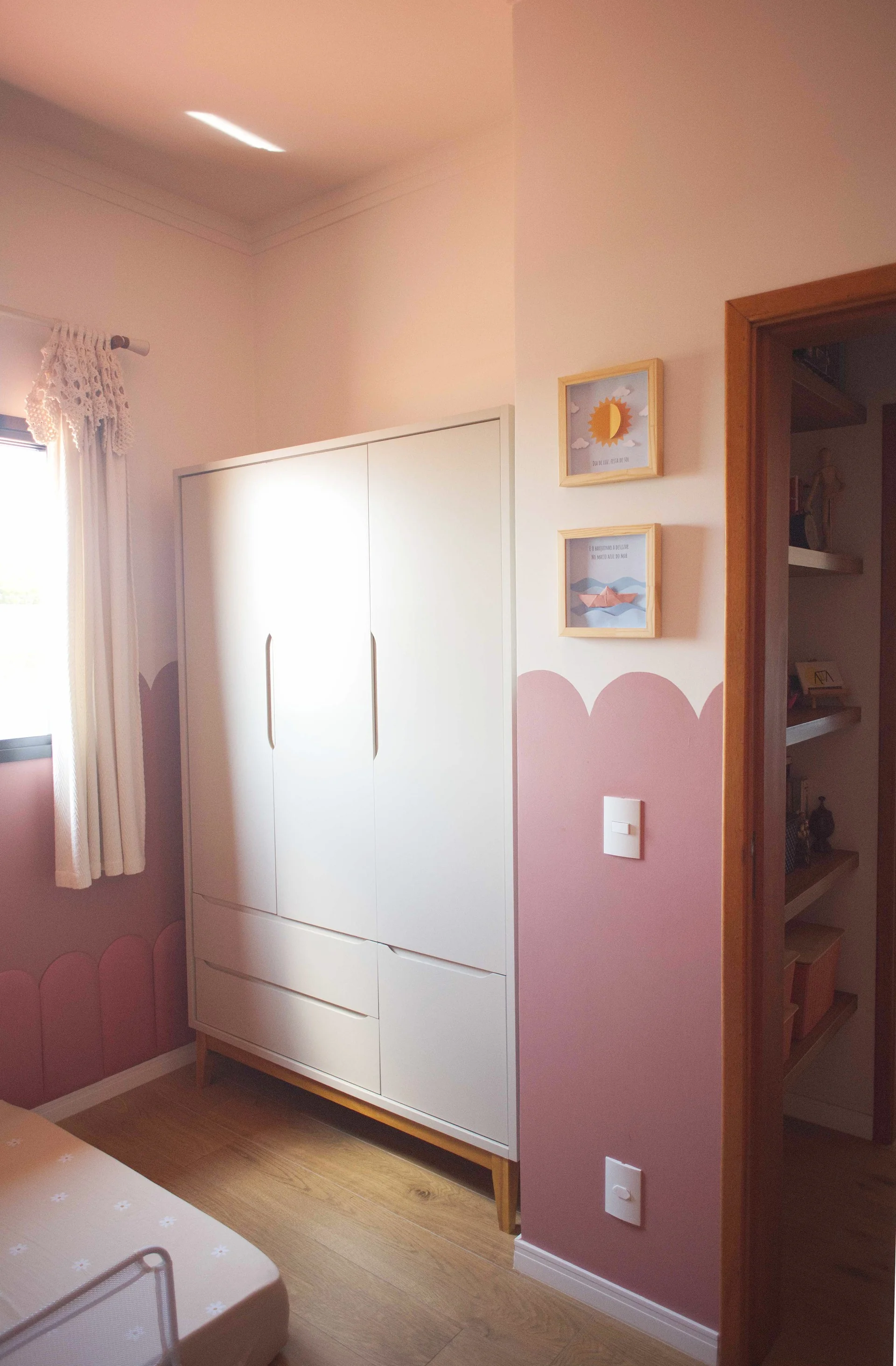Detalhe da marcenaria neutra no quarto infantil