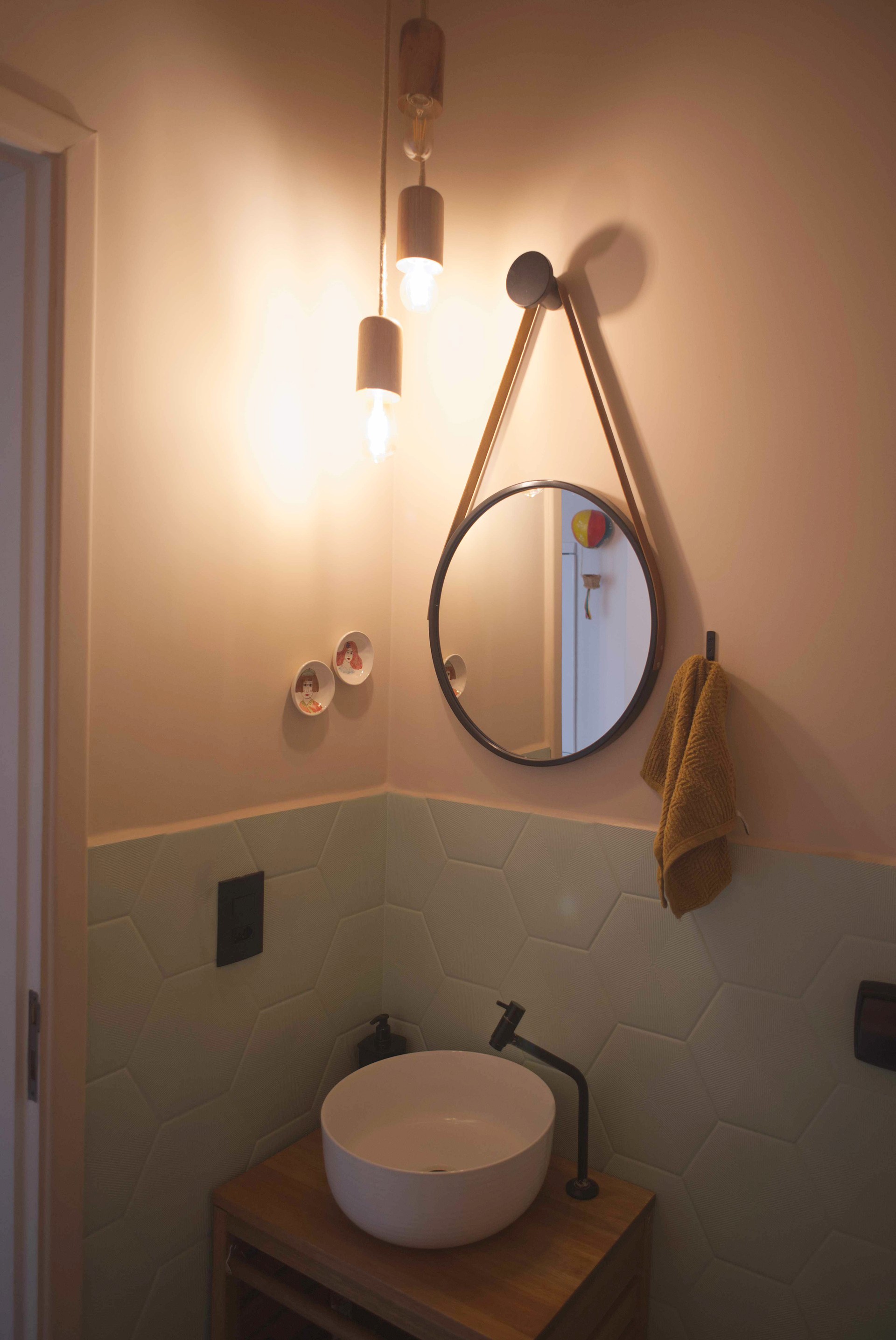 Lavabo com revestimento hexagonal verde e espelho Adnet