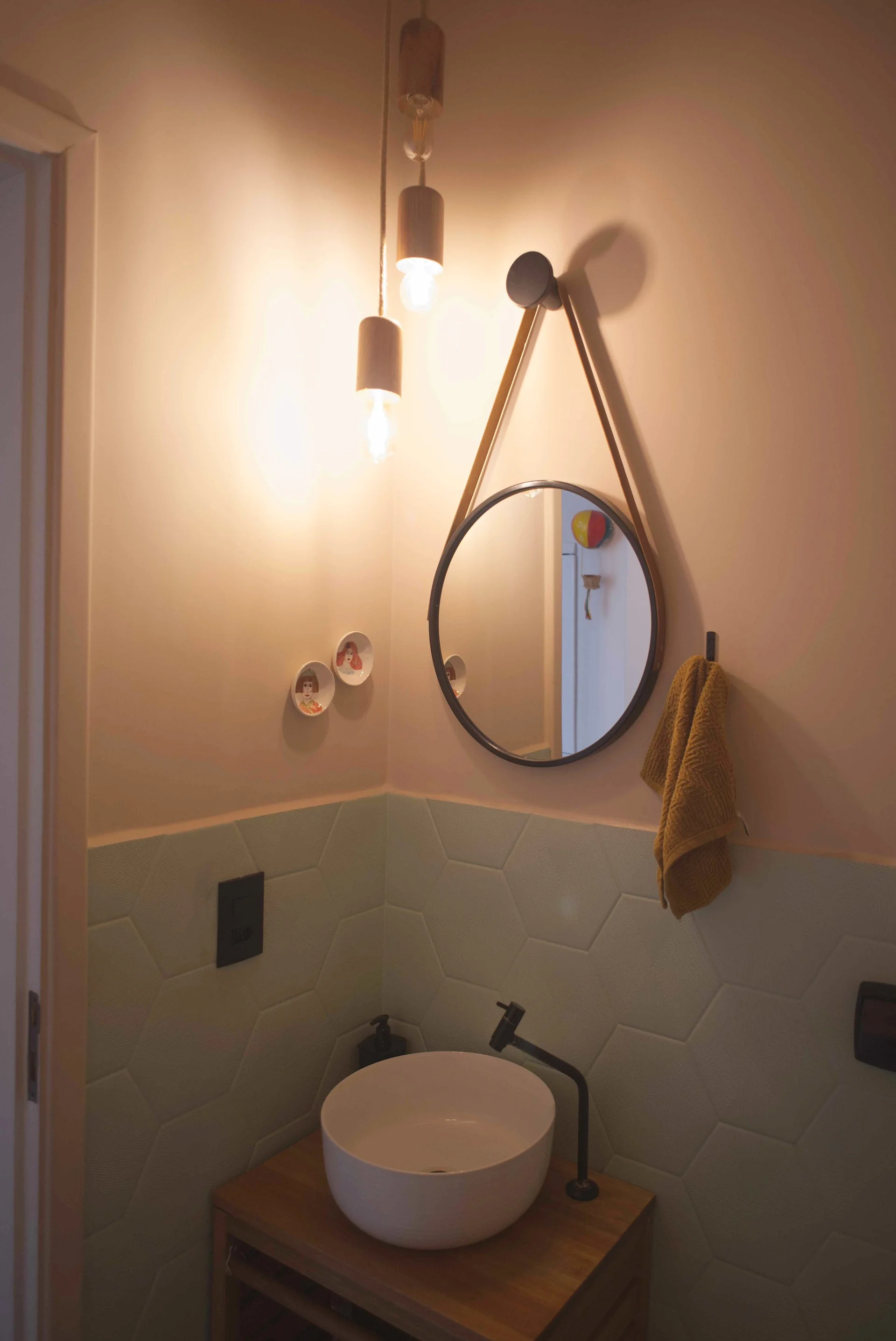 Lavabo com revestimento hexagonal verde e espelho Adnet