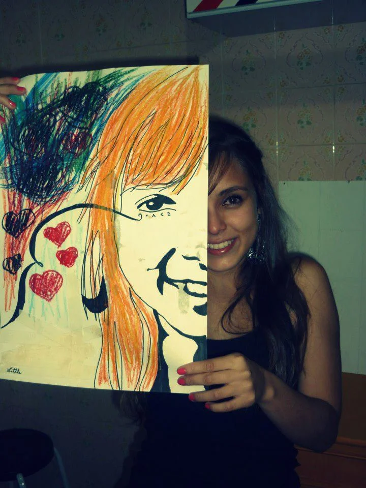 Retrato com lápis de cor e caneta, apresentado pela modelo — DOA Estúdio