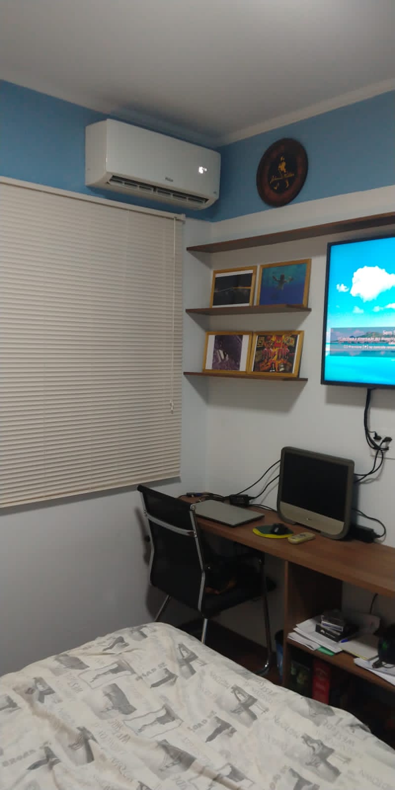 Home office integrado ao quarto com marcenaria inteligente em Limeira