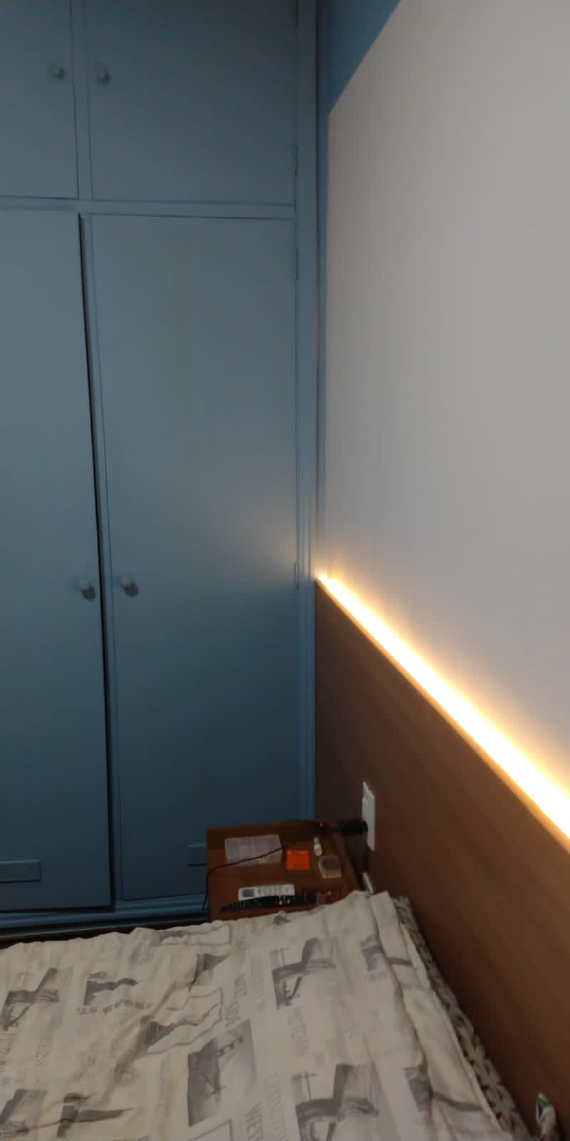 Cabeceira com iluminação LED indireta e clima aconchegante