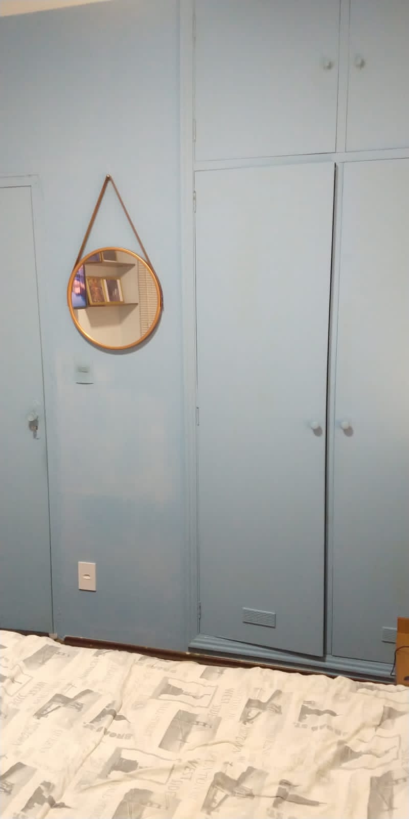 Armário reformado com pintura azul e espelho Adnet