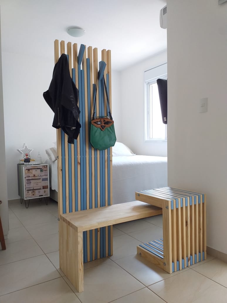 Mancebo Ripa na Chulipa: Design de móvel multifuncional em madeira e cores contemporâneas