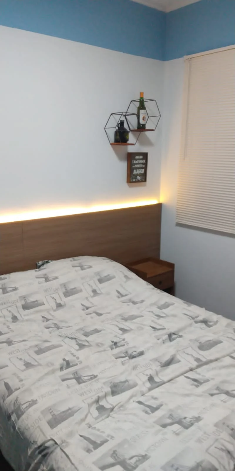 Quarto rock com cabeceira de madeira e iluminação LED quente, Limeira — DOA Estúdio