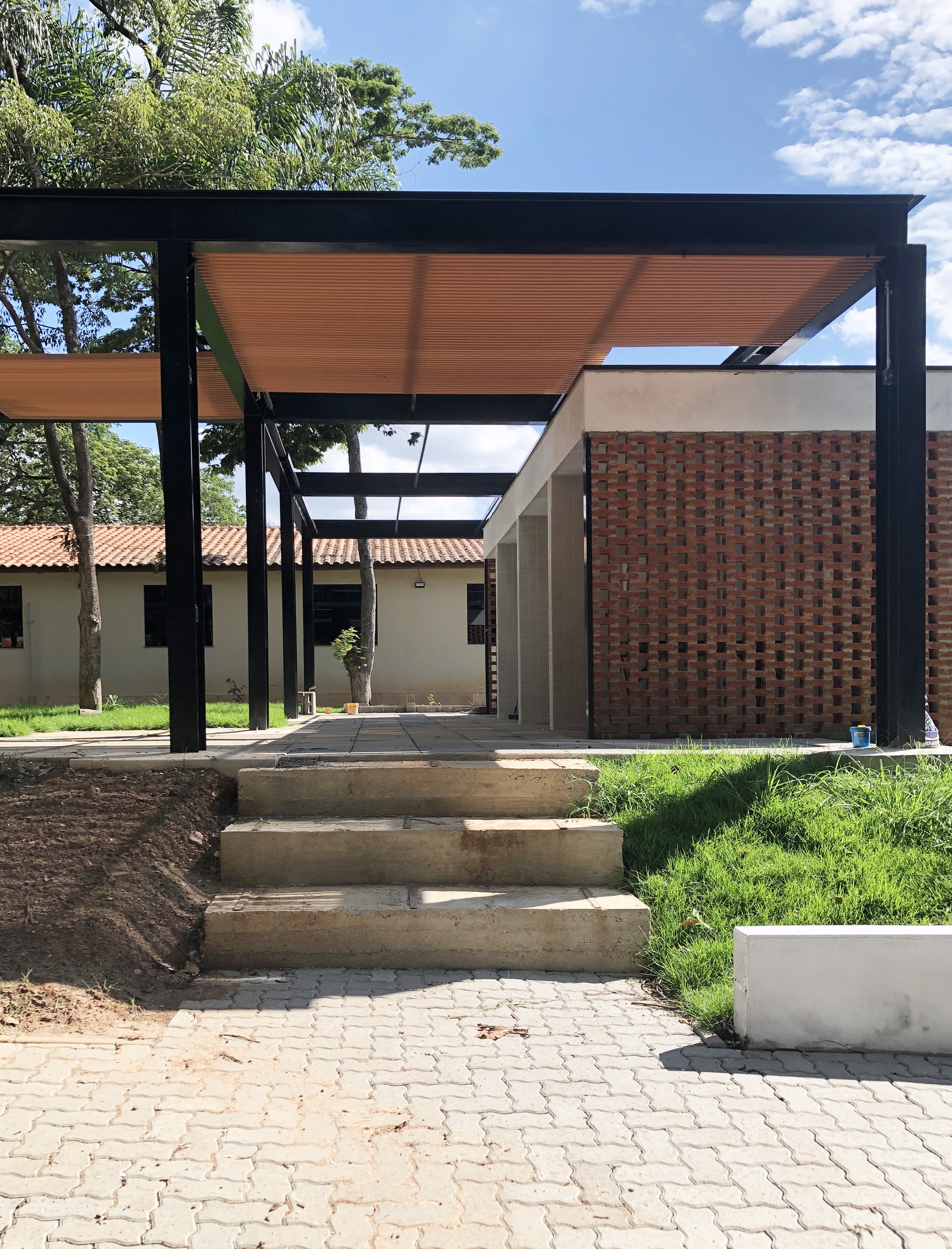 Área externa com piso intertravado e escada de acesso