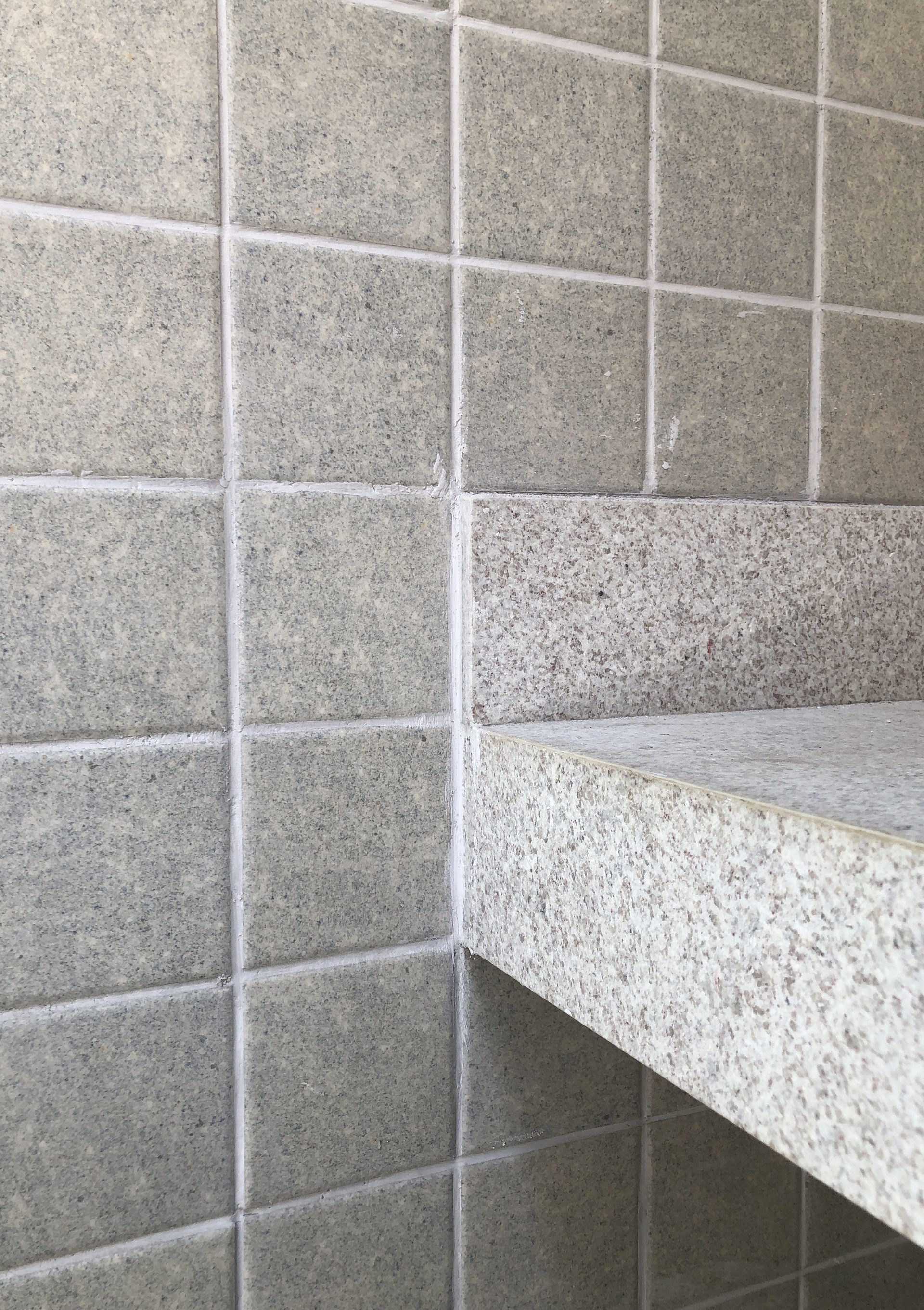 Bancada de granito com revestimento em pastilha cerâmica