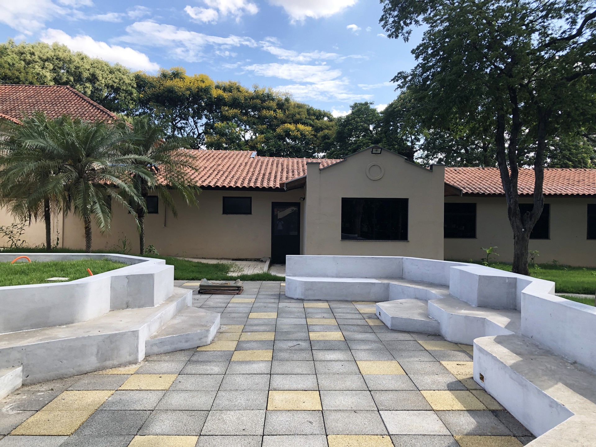 Bancos de concreto dialogando com patrimônio histórico