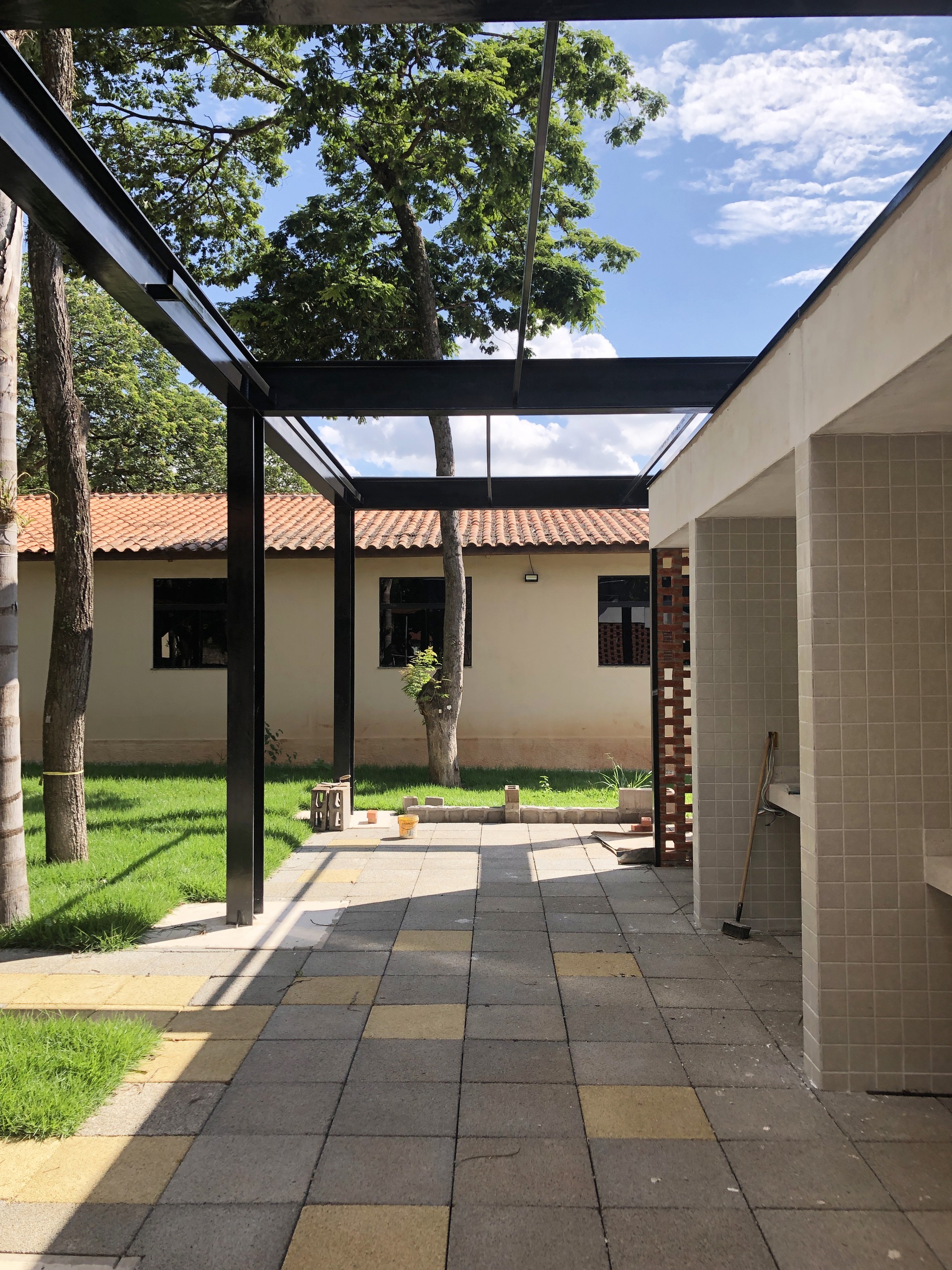 Eixo visual marcado pela viga metálica