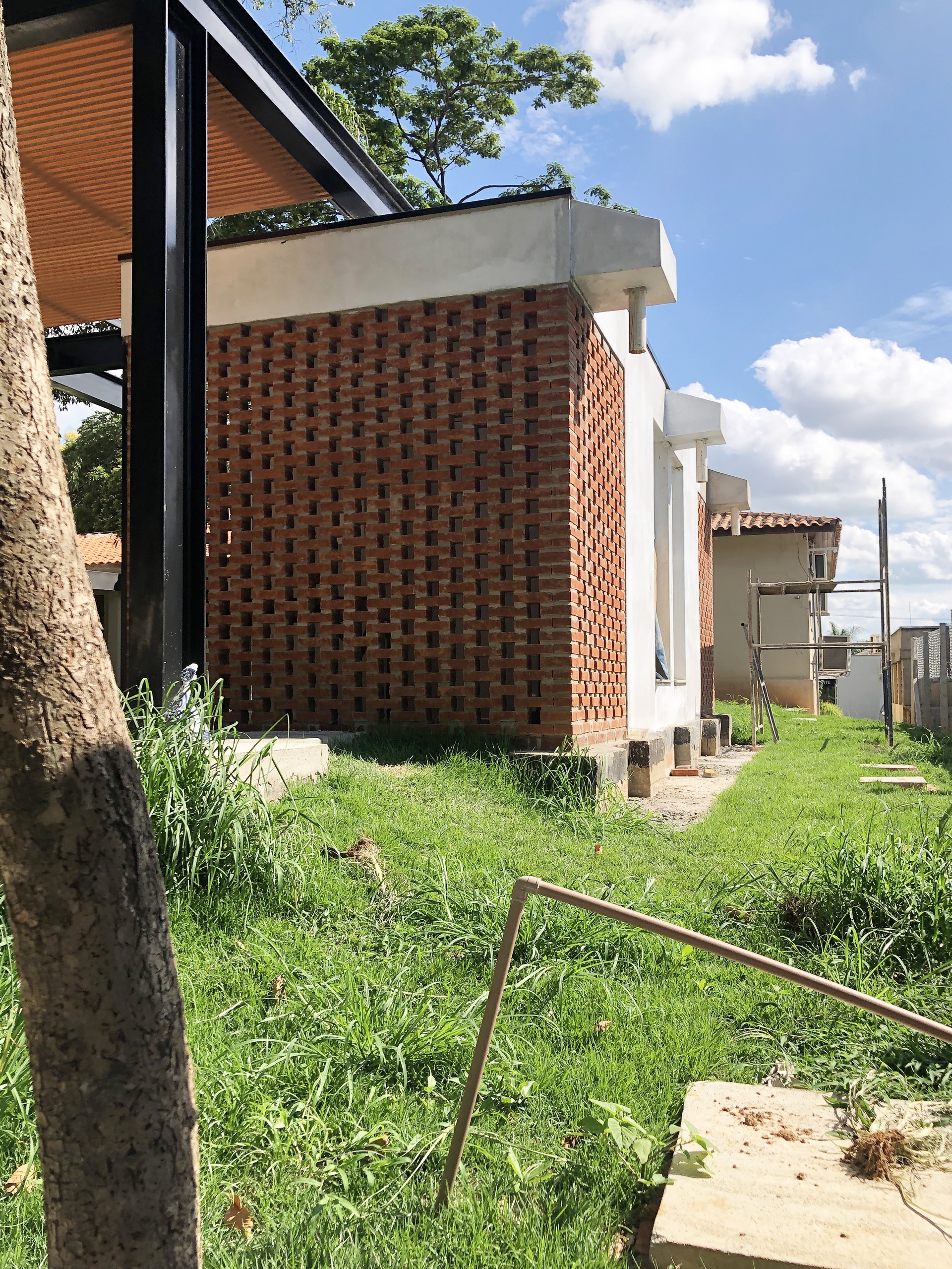 Fachada com tijolo vazado para ventilação cruzada