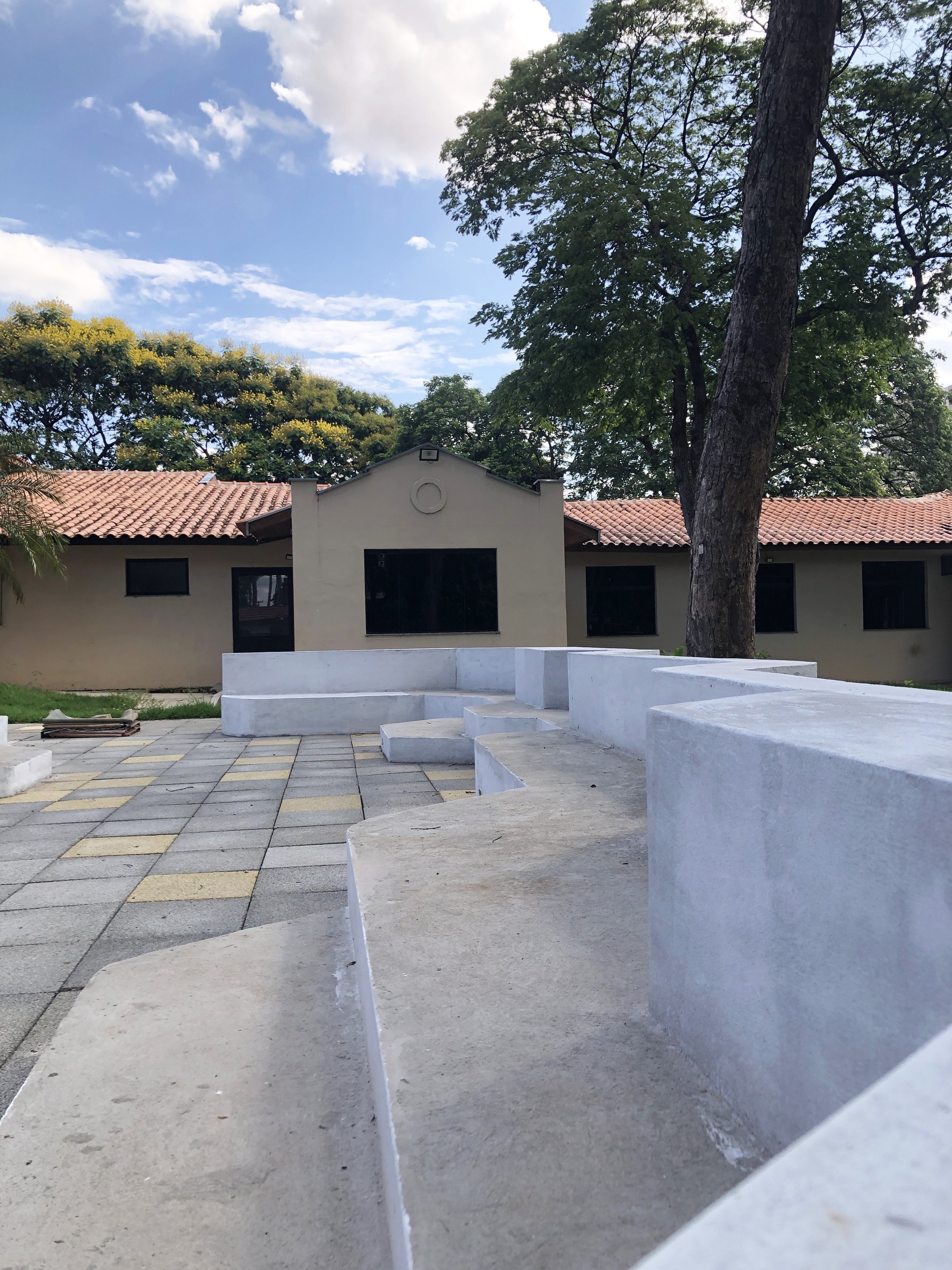 Geometria facetada dos bancos de concreto