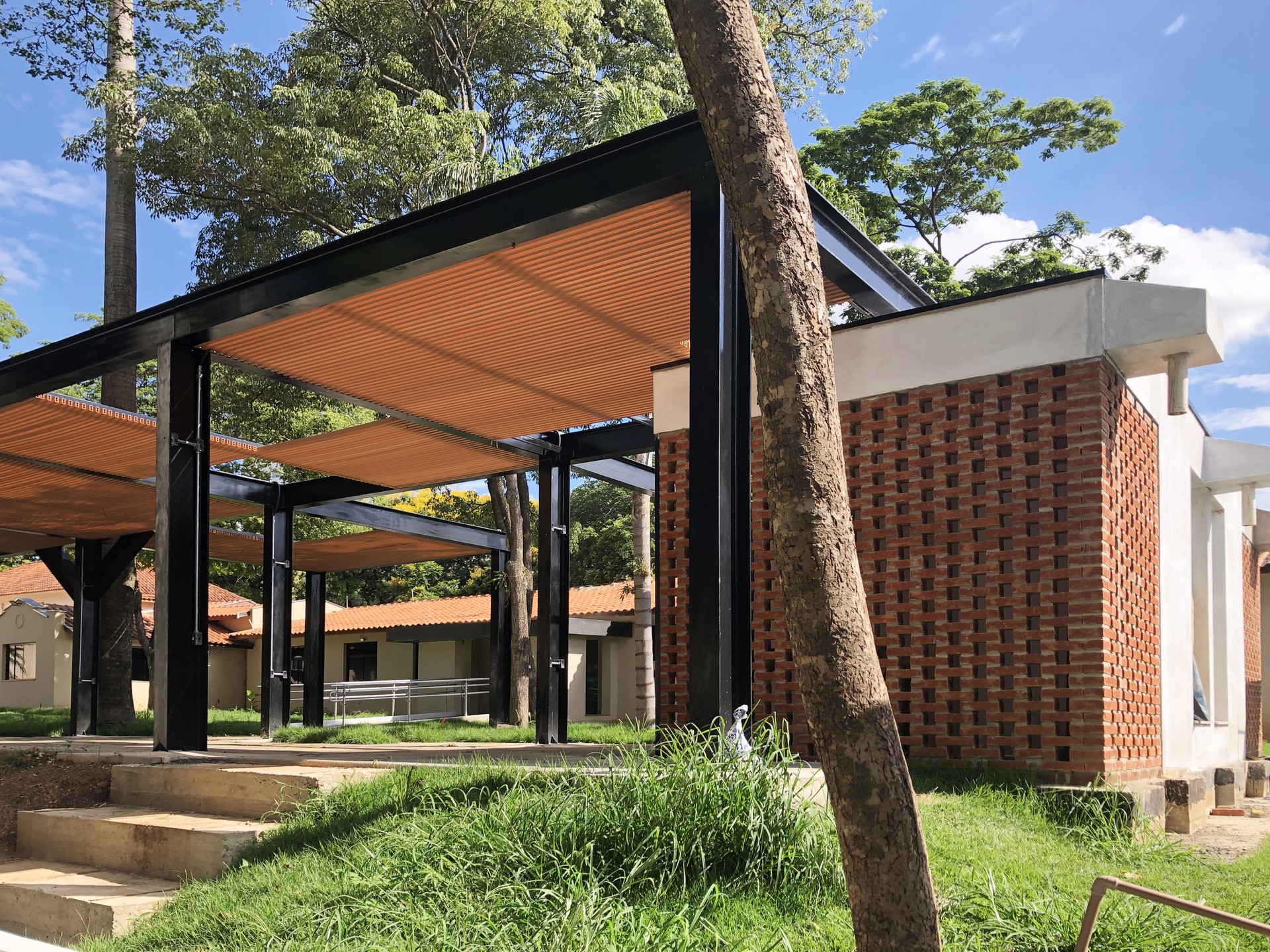 Volumetria integrando aço e tijolo aparente